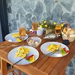 Illaberek Vendeghaz * Sukoro